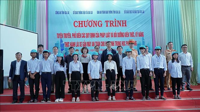 Ban tổ chức trao tặng 145 mũ bảo hiểm cho học sinh người dân tộc thiểu số. Ảnh: Hoài Nam – TTXVN