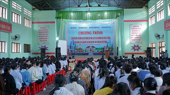 Gần 400 học sinh dân tộc thiểu số tham gia chương trình điểm tuyên truyền, phổ biến kiến thức pháp luật và kỹ năng lái xe an toàn. Ảnh: Hoài Nam – TTXVN