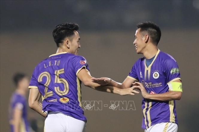 Cầu thủ Lê Xuân Tú (số 25, Hà Nội) ghi bàn ấn định chiến thắng 3-0 ở phút thứ 90. Ảnh: Minh Quyết - TTXVN