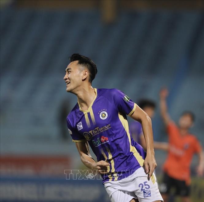 Cầu thủ Lê Xuân Tú (số 25, Hà Nội) ghi bàn ấn định chiến thắng 3-0 ở phút thứ 90. Ảnh: Minh Quyết - TTXVN