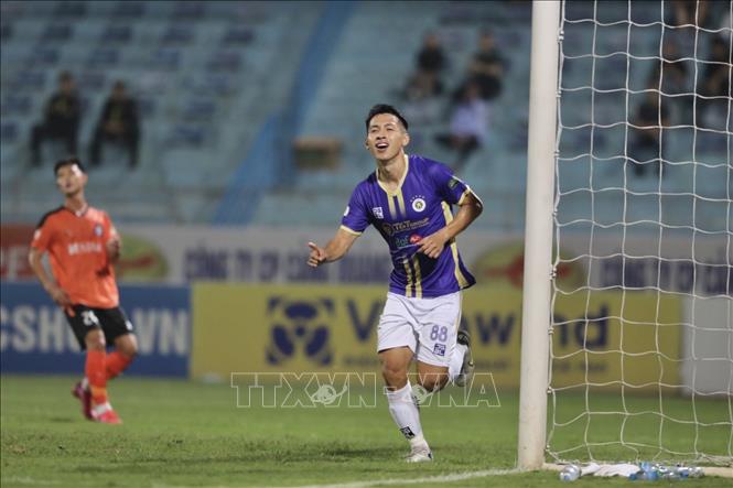 Cầu thủ Đỗ Hùng Dũng (số 88, Hà Nội) ghi bàn thắng nâng tỷ số lên 2-0 ở phút 71. Ảnh: Minh Quyết - TTXVN