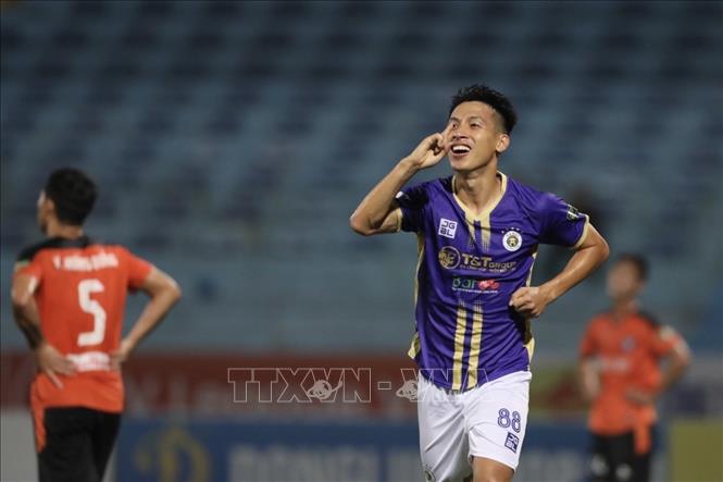 Cầu thủ Đỗ Hùng Dũng (số 88, Hà Nội) ghi bàn thắng nâng tỷ số lên 2-0 ở phút 71. Ảnh: Minh Quyết - TTXVN