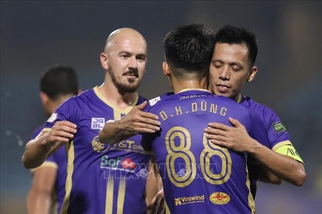 Cầu thủ Đỗ Hùng Dũng (số 88, Hà Nội) ghi bàn thắng nâng tỷ số lên 2-0 ở phút 71. Ảnh: Minh Quyết - TTXVN