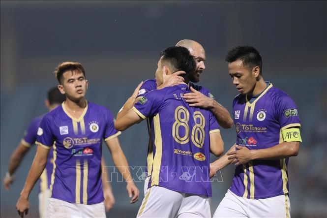 Cầu thủ Đỗ Hùng Dũng (số 88, Hà Nội) ghi bàn thắng nâng tỷ số lên 2-0 ở phút 71. Ảnh: Minh Quyết - TTXVN