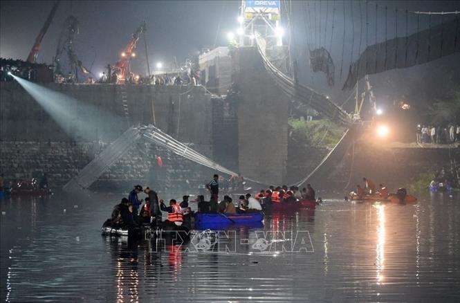 Vụ sập cầu ở Ấn Độ: Số nạn nhân thiệt mạng tăng nhanh - Ảnh 1.