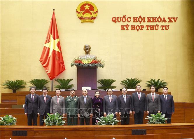 Các đồng chí lãnh đạo Đảng, Nhà nước chụp ảnh lưu niệm với Đoàn đại biểu Quốc hội tỉnh Lai Châu. Ảnh: Doãn Tấn - TTXVN