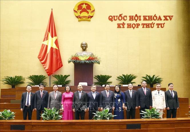 Các đồng chí lãnh đạo Đảng, Nhà nước chụp ảnh lưu niệm với Đoàn đại biểu Quốc hội tỉnh Quảng Bình. Ảnh: Doãn Tấn - TTXVN