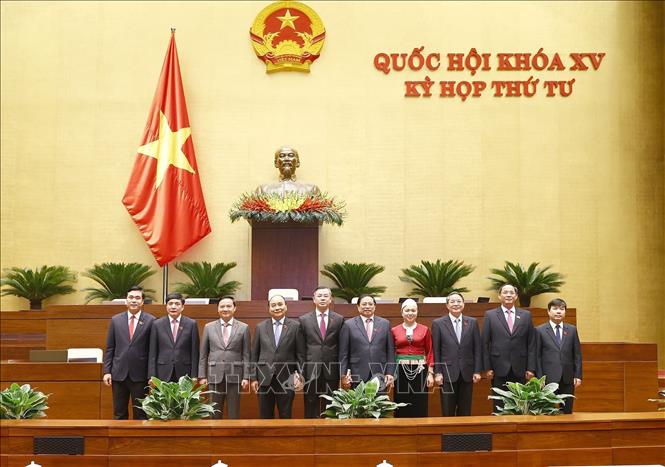 Các đồng chí lãnh đạo Đảng, Nhà nước chụp ảnh lưu niệm với Đoàn đại biểu Quốc hội tỉnh Hoà Bình. Ảnh: Doãn Tấn - TTXVN