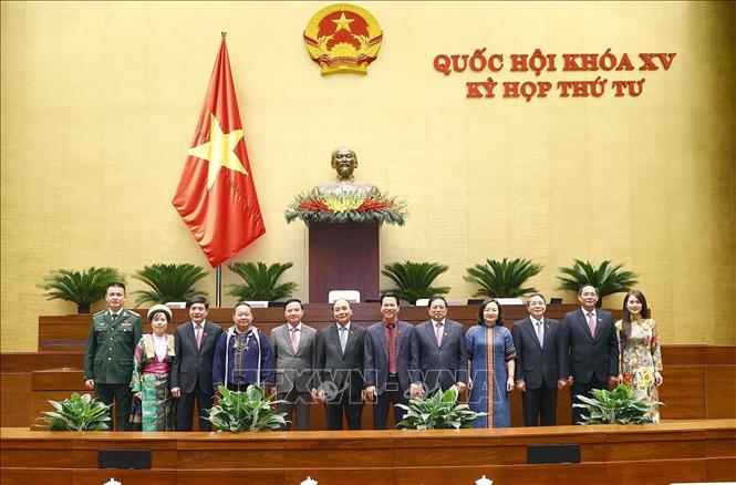 Các đồng chí lãnh đạo Đảng, Nhà nước chụp ảnh lưu niệm với Đoàn đại biểu Quốc hội tỉnh Hà Giang. Ảnh: Doãn Tấn - TTXVN