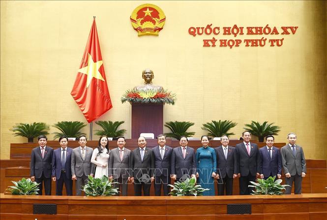 Các đồng chí lãnh đạo Đảng, Nhà nước chụp ảnh lưu niệm với Đoàn đại biểu Quốc hội tỉnh Thái Bình. Ảnh: Doãn Tấn - TTXVN