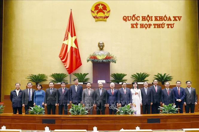 Các đồng chí lãnh đạo Đảng, Nhà nước chụp ảnh lưu niệm với Đoàn đại biểu Quốc hội tỉnh Bình Dương. Ảnh: Doãn Tấn - TTXVN