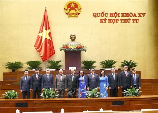 Các đồng chí lãnh đạo Đảng, Nhà nước chụp ảnh lưu niệm với Đoàn đại biểu Quốc hội tỉnh Hậu Giang. Ảnh: Doãn Tấn - TTXVN