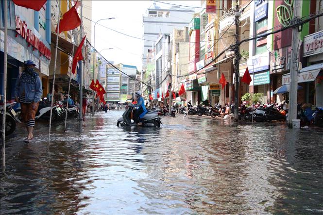 Trong ảnh: Hoạt động của người dân Cà Mau bị ảnh hưởng bởi triều cường kéo dài. Ảnh: Kim Há-TTXVN