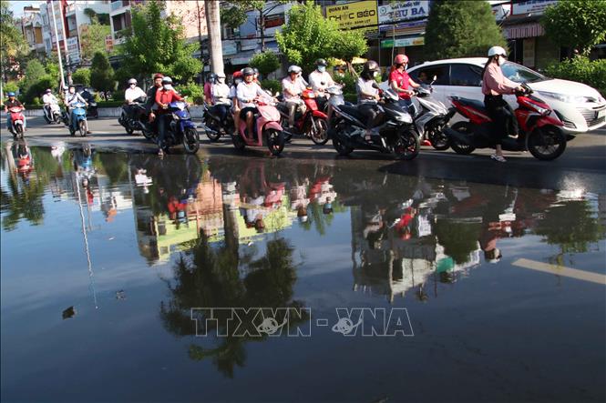 Trong ảnh: Thuỷ triều dâng cao khiến nhiều tuyến đường nội ô thành phố Cà Mau bị ngập. Ảnh: Kim Há-TTXVN