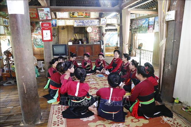 Không gian bên trong ngôi nhà sàn của đồng bào Cao Lan là nơi giao lưu, sinh hoạt của các thế hệ trong gia đình. Ảnh: Nam Sương - TTXVN