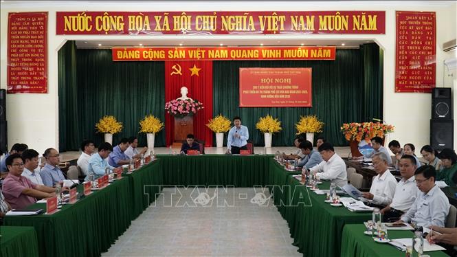 Thành phố Tuy Hòa tổ chức hội nghị lấy ý kiến của các chuyên gia về chương trình phát triển đô thị thành phố giai đoạn 2022 - 2025, định hướng đến năm 2035. Ảnh: TTXVN phát