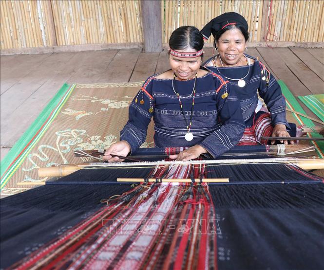 Trong ảnh: Dự án “Bảo tồn và phát triển dệt thổ cẩm Bahnar ở xã Kông Lơng Khơng” (huyện K'bang, Gia Lai) thu hút nhiều phụ nữ trong khu vực tham gia. Ảnh: Hồng Điệp - TTXVN