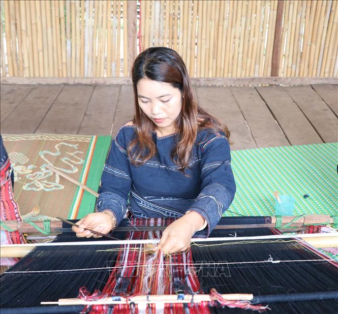 Trong ảnh: Phụ nữ dân tộc Bahnar tại Gia Lai ngày một nâng cao ý thức bảo tồn nghề dệt thổ cẩm. Ảnh: Hồng Điệp - TTXVN
