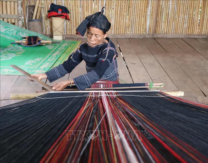 Trong ảnh: Phụ nữ Bahnar tại Gia Lai ngày một nâng cao ý thức bảo tồn nghề dệt thổ cẩm. Ảnh: Hồng Điệp - TTXVN