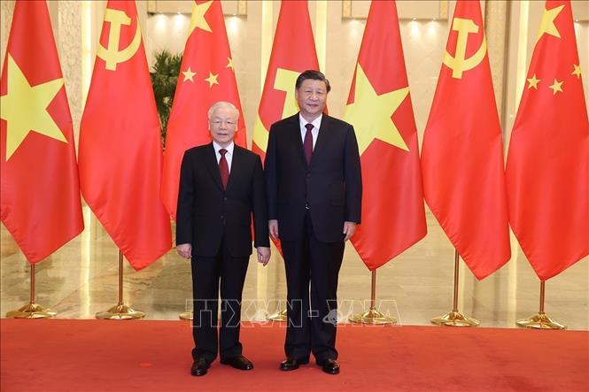 Party General Secretary and President of China Xi Jinping welcomes General Secretary Nguyen Phu Trong. VNA Photo: Trí Dũng