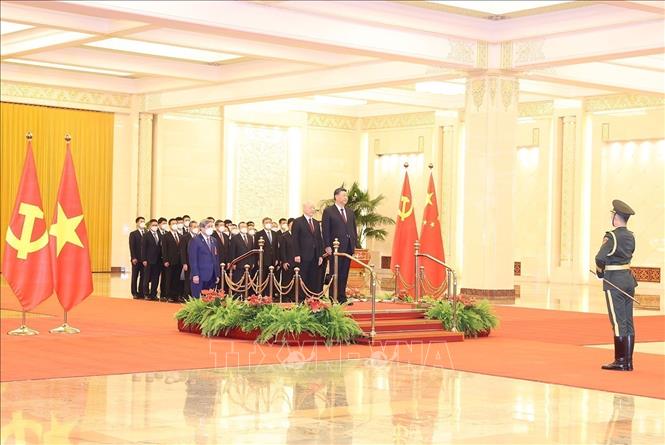 Party General Secretary and President of China Xi Jinping and Party General Secretary Nguyen Phu Trong inspect the guards of honour. VNA Photo: Trí Dũng