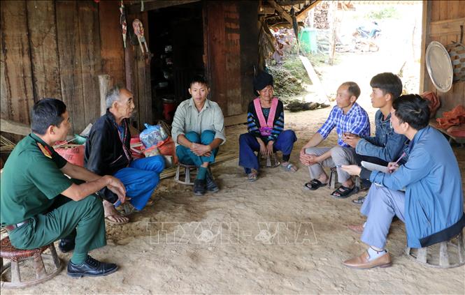 Tổ Công tác của xã Tà Tổng, huyện Mường Tè thăm hỏi gia đình ông Mùa Nọ Lòng, bản Giàng Ly Cha, xã Tà Tổng . Ảnh: Hoàng Thùy Oanh-TTXVN
