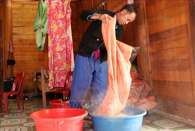 Gia đình anh Và Nhè Chứ, ở bản Pà Khà, xã Tà Tổng, huyện Mường Tè lao động sản xuất, phát triển kinh tế gia đình. Ảnh: Hoàng Thùy Oanh/TTXVN