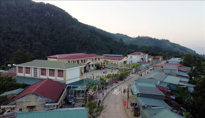 Toàn cảnh trung tâm xã Tà Tổng được đầu tư xây dựng khang trang. Ảnh: Hoàng Thùy Oanh/TTXVN
