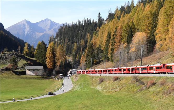 Trong ảnh: Đoàn tàu chở khách dài nhất thế giới thực hiện hành trình trên cung đường Albula-Bernina ở Thụy Sĩ, ngày 29/10/2022. Ảnh: THX/TTXVN