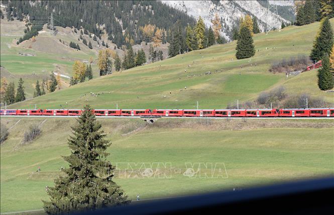 Trong ảnh: Đoàn tàu chở khách dài nhất thế giới thực hiện hành trình trên cung đường Albula-Bernina ở Thụy Sĩ, ngày 29/10/2022. Ảnh: THX/TTXVN