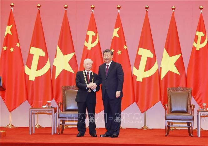 Tổng Bí thư, Chủ tịch Trung Quốc Tập Cận Bình trao Huân chương Hữu nghị tặng Tổng Bí thư Nguyễn Phú Trọng. Ảnh: Trí Dũng – TTXVN