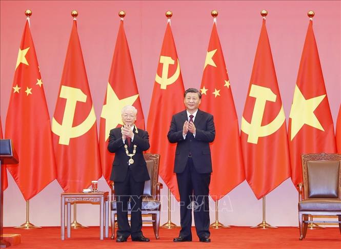 Tổng Bí thư, Chủ tịch Trung Quốc Tập Cận Bình trao Huân chương Hữu nghị tặng Tổng Bí thư Nguyễn Phú Trọng. Ảnh: Trí Dũng – TTXVN