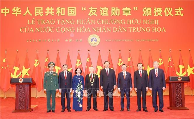 Tổng Bí thư, Chủ tịch Trung Quốc Tập Cận Bình và Tổng Bí thư Nguyễn Phú Trọng chụp ảnh chung với các thành viên Đoàn đại biểu cấp cao Việt Nam tại buổi lễ. Ảnh: Trí Dũng – TTXVN
