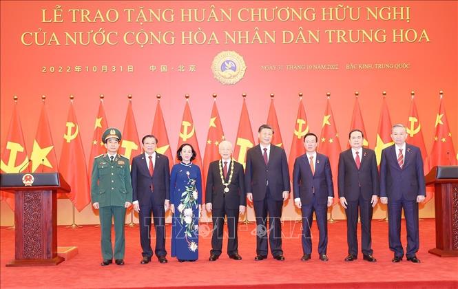 Tổng Bí thư, Chủ tịch Trung Quốc Tập Cận Bình và Tổng Bí thư Nguyễn Phú Trọng chụp ảnh chung với các thành viên Đoàn đại biểu cấp cao Việt Nam tại buổi lễ. Ảnh: Trí Dũng – TTXVN