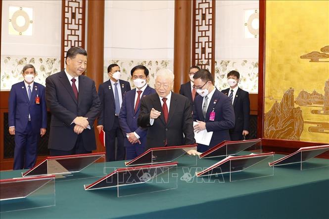 General Secretary of the Communist Party of Vietnam Central Committee Nguyen Phu Trong and General Secretary of the Communist Party of China and President of China Xi Jinping see the signed documents. VNA Photo: Trí Dũng