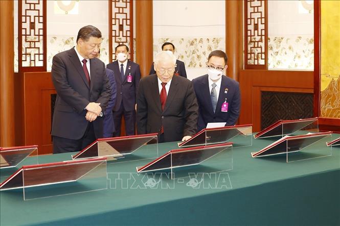 General Secretary of the Communist Party of Vietnam Central Committee Nguyen Phu Trong and General Secretary of the Communist Party of China and President of China Xi Jinping see the signed documents. VNA Photo: Trí Dũng
