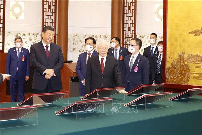 General Secretary of the Communist Party of Vietnam Central Committee Nguyen Phu Trong and General Secretary of the Communist Party of China and President of China Xi Jinping see the signed documents. VNA Photo: Trí Dũng