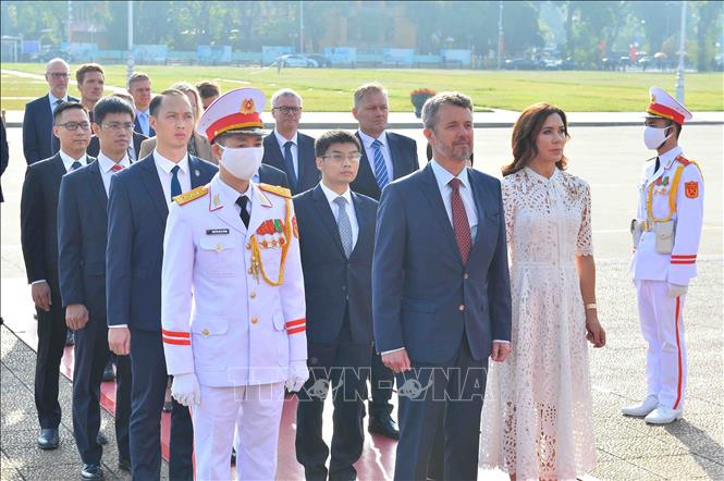 Thái tử kế vị Đan Mạch Frederik André Henrik Christian vào Lăng viếng ...