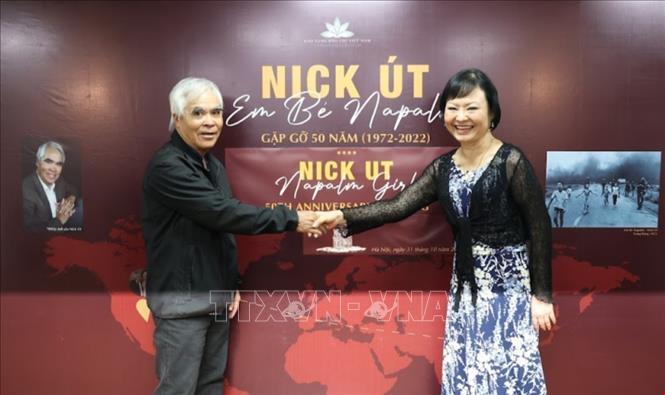Nhà báo Nick Út và bà Kim Phúc tại buổi giao lưu. Ảnh: Lê Phú - TTXVN