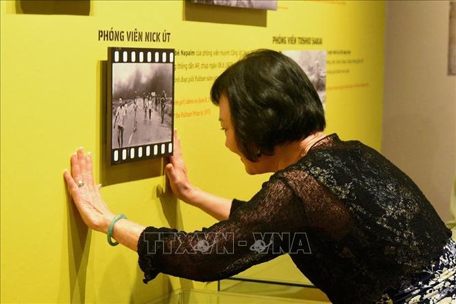 Bà Kim Phúc xúc động khi nhìn lại bức ảnh “Em bé Napalm”. Ảnh: Lê Phú - TTXVN