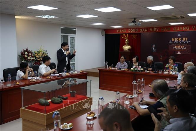Nhà báo Nick Út và bà Kim Phúc giao lưu tại Bảo tàng Báo chí Việt Nam. Ảnh: Lê Phú - TTXVN