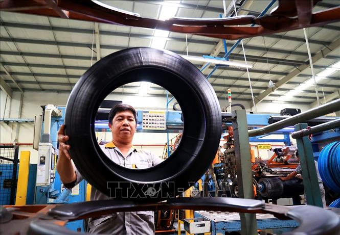 Trong ảnh: Công nhân cơ khí làm việc tại Công ty TNHH Sailun Việt Nam, xã Phước Đông, huyện Gò Dầu. Ảnh: Hồng Đạt - TTXVN