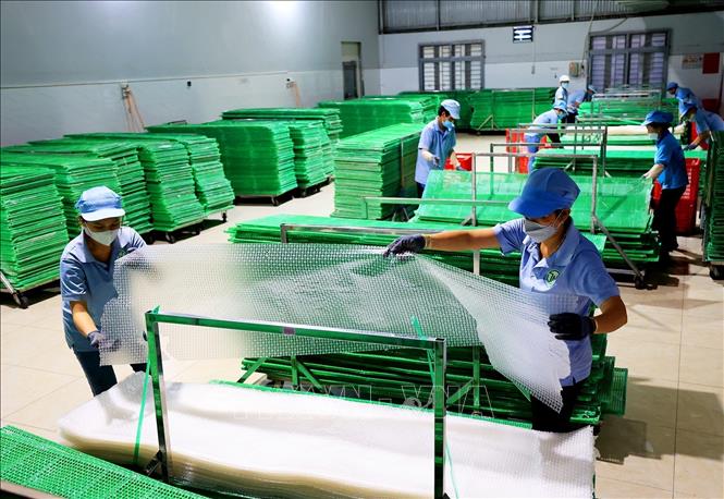 Trong ảnh: Công nhân làm việc trong xưởng sản xuất bánh tráng - đặc sản Tây Ninh, Công ty TNHH Tân Nhiên, xã Trường Đông, thị xã Hòa Thành. Ảnh: Hồng Đạt - TTXVN