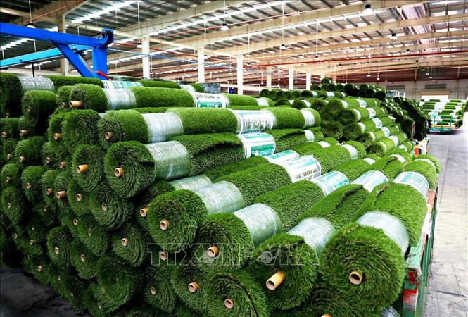 Trong ảnh: Công ty TNHH CCGrass Việt Nam phấn đấu sản lượng năm 2022 đạt 32 triệu m2 thảm cỏ nhân tạo. Ảnh: Hồng Đạt - TTXVN
