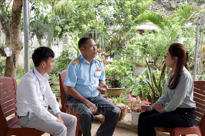 Cựu chiến binh Tạ Thành Mai (người ngồi giữa), nguyên là Tiểu đoàn trưởng căn cứ không quân Nà Sản, Sư đoàn 371, Quân chủng phòng không - không quân; nguyên giám đốc Sân bay Nà Sản thời kỳ 1993 – 2010 chia sẻ về quá trình bảo vệ, khôi phục cao nguyên Nà Sản. Ảnh: Hữu Quyết - TTXVN  