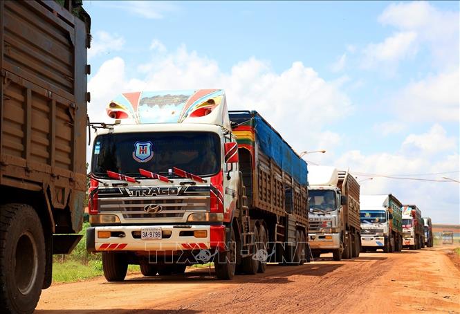 Trong ảnh: Xe tải xếp hàng chờ qua cửa khẩu quốc gia Chàng Riệc. Ảnh: Hồng Đạt - TTXVN
