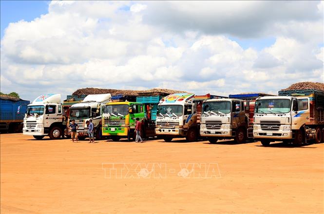 Trong ảnh: Xe chở hàng nông sản nhập khẩu tập kết tại kho hàng gần cửa khẩu quốc gia Chàng Riệc. Ảnh: Hồng Đạt - TTXVN
