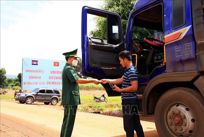 Trong ảnh: Kiểm tra thủ tục trước khi thông quan tại cửa khẩu quốc gia Chàng Riệc. Ảnh: Hồng Đạt - TTXVN
