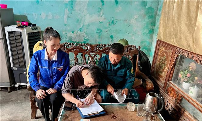 Một thanh niên trên địa bàn xã Quảng Nham, huyện Quảng Xương viết đơn tình nguyện tham gia nghĩa vụ quân sự. Ảnh: TTXVN phát 
