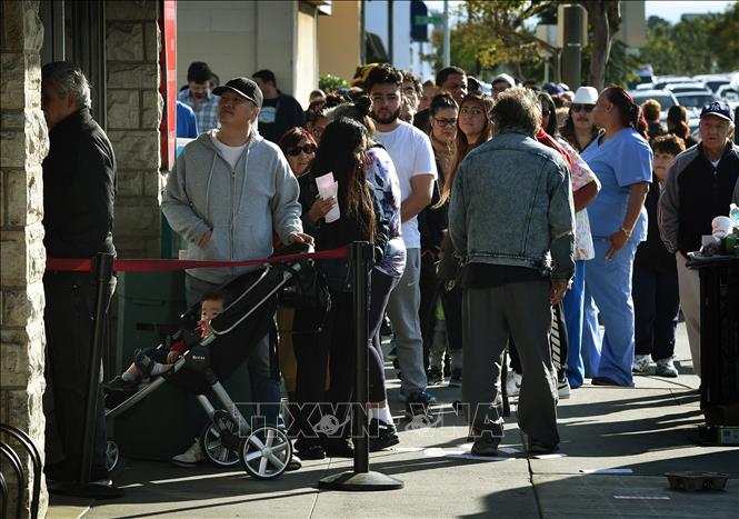 Trong ảnh (tư liệu): Người dân xếp hàng chờ mua vé số Powerball tại Hawthorne, California, Mỹ. Ảnh: AFP/TTXVN